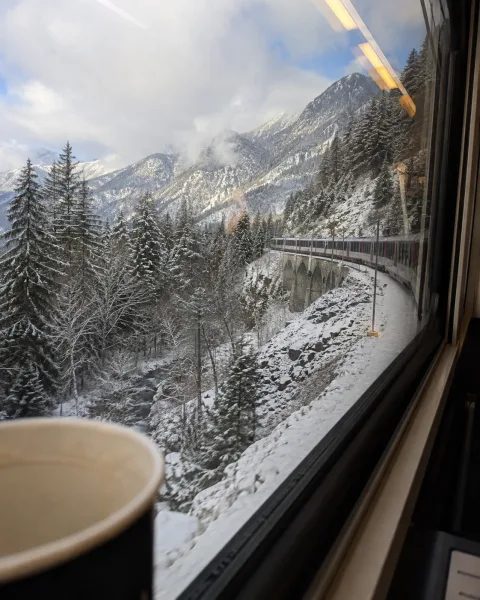 Foto de montañas nevadas desde un tren en la demostración